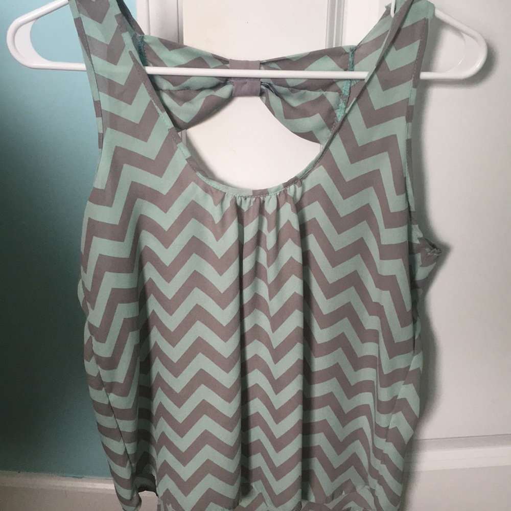 ZigZag lined top with bow on back